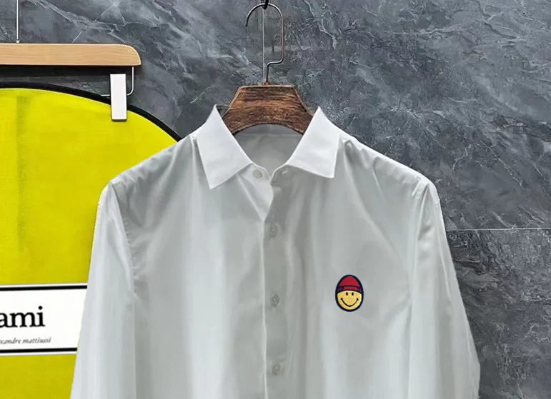 Ami Amy's early spring New Arrival high-tech pure cotton and bamboo fiber blended casual lapel shirt! Trading company channels are rare and available on the official website simultaneously! A classic iconic piece with excellent tailoring and unparalleled comfort, it is an indispensable shirt for spring, summer and autumn! A style that has always been popular, Classic will never go out of style! This shirt is customized by the customer. It is made of 50% cotton + 50% bamboo fiber. It is blended to create a silky high-tech cotton fabric. The ready-made garment is processed with a special process to maximize comfort and softness. It feels silky, soft and light, ensuring the comfort and breathability of the wearer. It can also be used as a sun protection garment in spring and summer! The shirt is an indispensable item in the modern casual wardrobe. With its loose gallery cut and lapel design, the upper body has the temperament of a shirt and the toughness of a big-name brand. In many clothing fields, quality control and style design have always been appropriate, making it a reassuring choice! Size: 39-43 (M-3XL) Color: Black White Size recommendation: Height 174-140 pounds, try on size 40! Boys' weight: Choose size 39 if you are under 135 pounds, choose size 40 if you are 138-145 pounds, choose size 41 if you are 145-155 pounds, choose size 42 if you are 155-165 pounds, choose size 43 if you are 165-185 pounds!